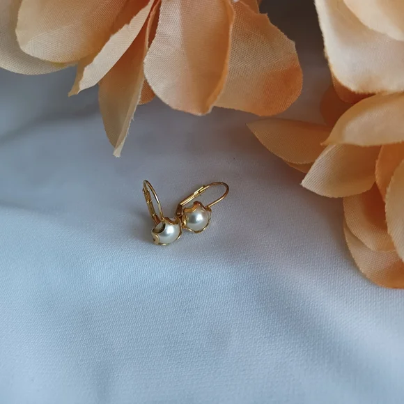 Elegant Gold and Pearl Stud Earrings - Picture 2 of 16